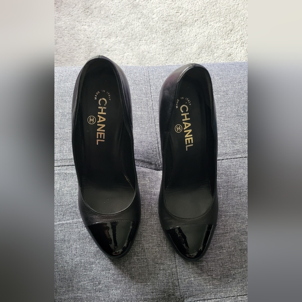 CHANEL Black Patent Leather Round-Toe Pumps